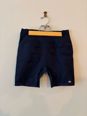 ALO Yoga Ribbed High-Rise Shorts in Navy